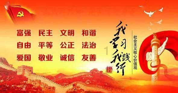 纪实：女子穿短裙接娃放学，旁边的家长盯着女子的长腿，若有所思