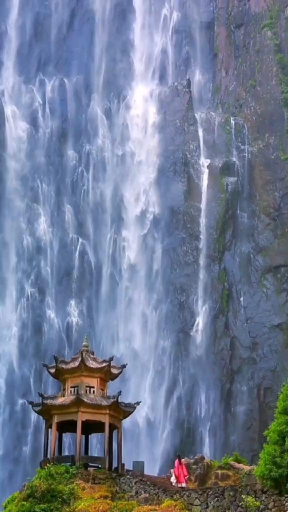 逃离废弃高校